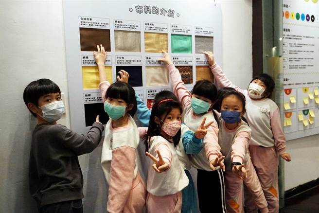 老松国小与台北市乡土教育中心即日起至3月5日止，举办「衣起玩艋舺」特展，可让小朋友触摸常见的衣服原料。（北市乡土教育中心提供／张芷瑜台北传真）