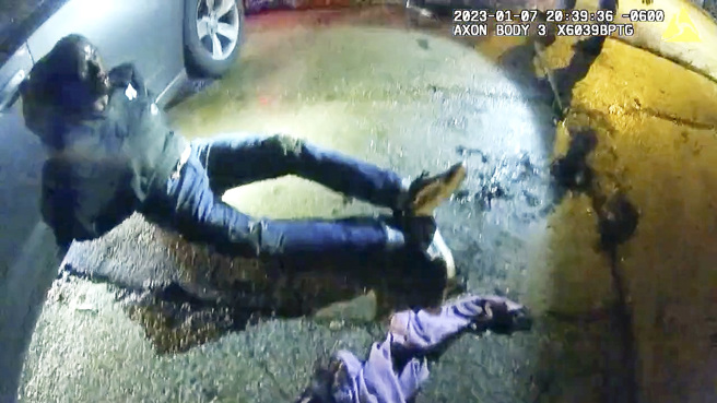 美國29歲非裔男子尼科爾斯（Tyre Nichols）被5名員警打到癱倒在地。（圖／美聯社）