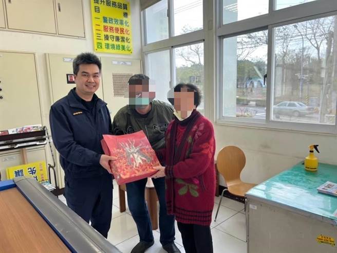 老婦人除夕走失，警方協助找到人，家屬前往派出所表達謝意。（警方提供／陳淑娥台中傳真）