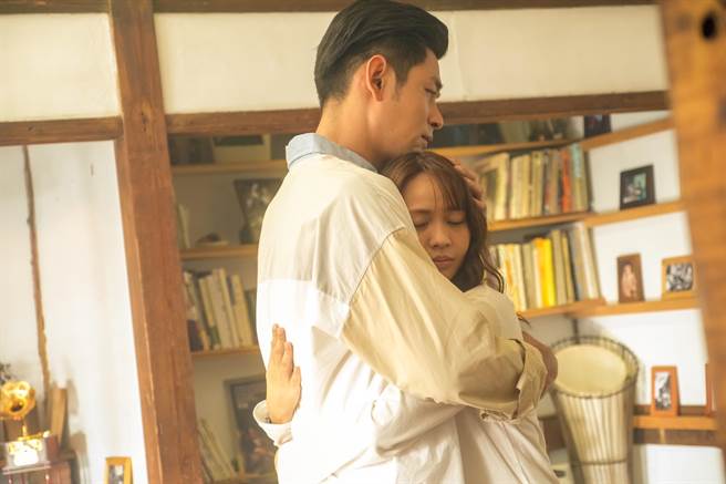 黃姵嘉劇中緊抱楊子儀，誤認為前男友。（公視台語台提供）