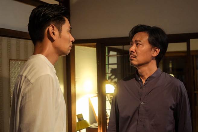 張耀仁附身楊子儀身上與爸爸尹昭德訣別。（公視台語台提供）