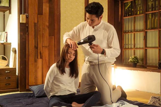 張耀仁上身楊子儀，為黃姵嘉吹頭。（公視台語台提供）