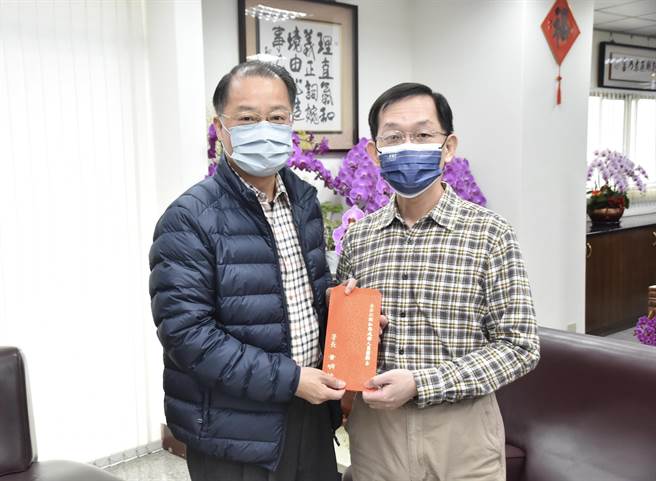 警政署长黄明昭利用新春期间，到台中市关怀汐止杀警案幸存员警张大皞。(警方提供)