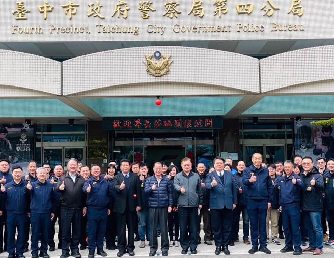 警政署长黄明昭春节连假期间慰勉台中市警四分局员警执勤的辛劳。(警方提供)