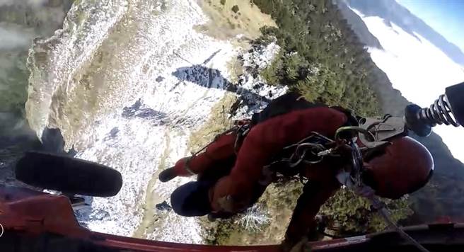 空勤总队吊挂黄姓女山友救援送医。（空勤总队提供）