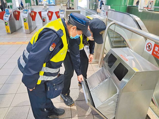捷警队针对特定车站进行维安警戒，并进行地毯式安检。（台北市捷警队提供／李奇叡台北传真）
