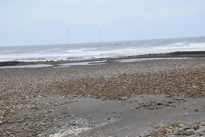 冬季强烈东北季风带来强浪很容易造成石沪毁损。（谢明俊摄）