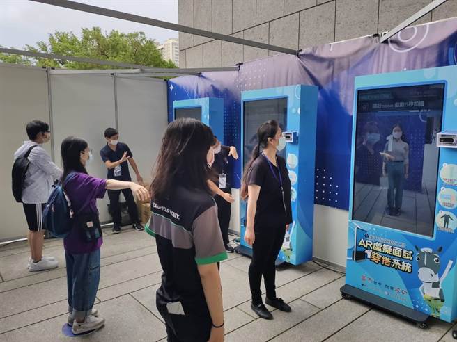 台中市政府劳工局在就业服务活动中建置最新「AR虚拟面试穿搭系统」，提供民眾建议，吸引不少人体验。(台中市府提供)