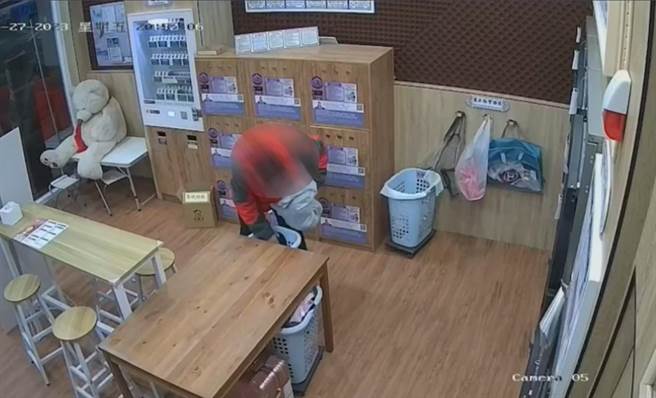 根据监视器画面显示，秃头红衣男走进店内后左顾右盼，确认周边无人下，从桌下拉出一篮待洗衣物，并在其中翻找装有内衣裤的洗衣袋，随后拉开拉炼，试图将整袋衣服塞入外套里，又见衣物太多，打消念头，最后乾脆直接用手提，离开现场。(警方提供／林雅惠高雄传真)