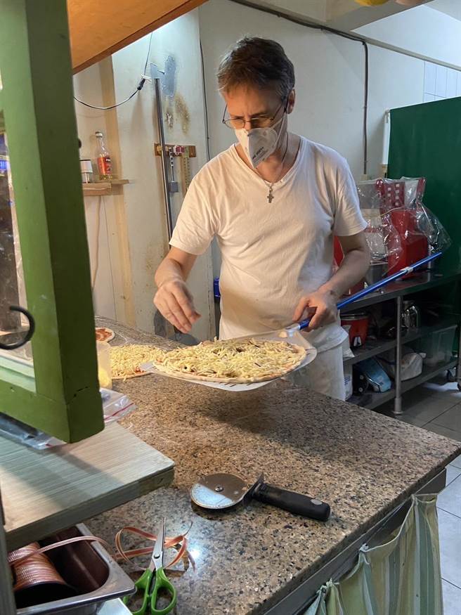 达明可制作道地的义式披萨。（移民署桃园市服务站提供／陈梦茹桃园传真）