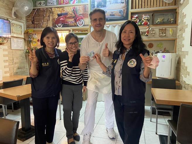 移民署桃园市服务站人员颁发外侨永久居留证给达明可（图右二）。（移民署桃园市服务站提供／陈梦茹桃园传真）