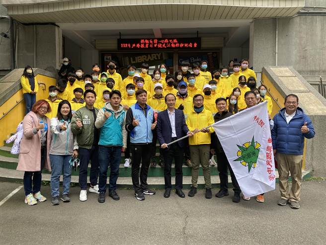 桃园中坜东兴国中将教育结合慈善，配合走读课程，仿效妈祖遶境文化规画户外教育百里健走、妈祖有情心路之旅。（蔡明亘摄）