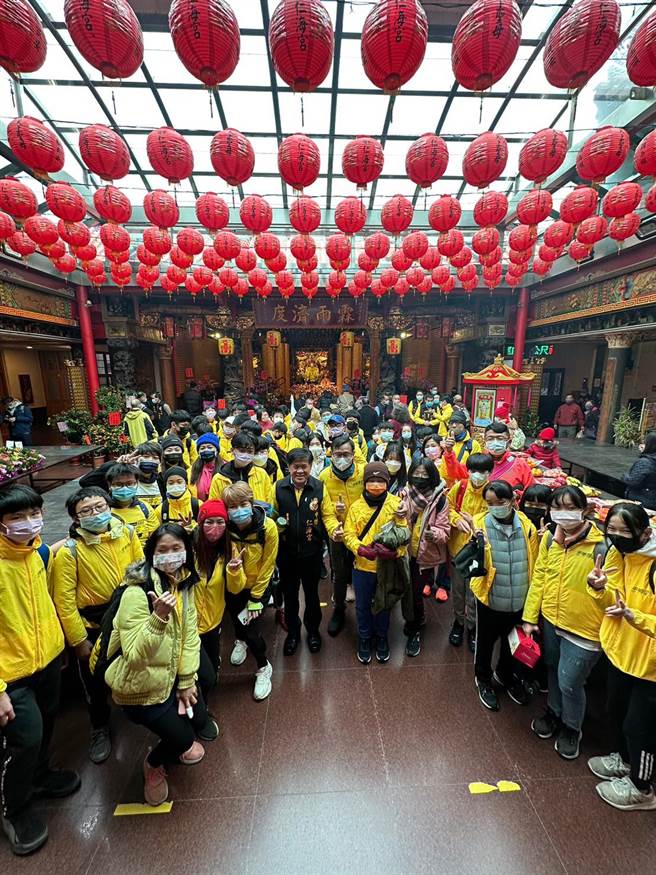 东兴国中师生启程前到中坜仁海宫祈福。（东兴国中提供／蔡明亘桃园传真）