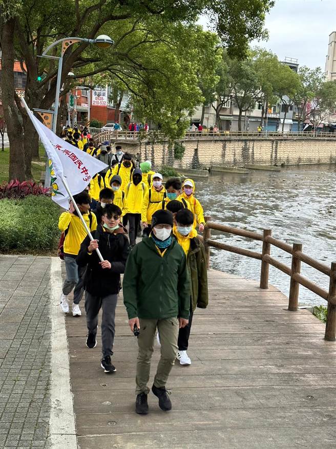 东兴国中师生不畏寒流，今起展开5天4夜健走探索旅程。（东兴国中提供／蔡明亘桃园传真）