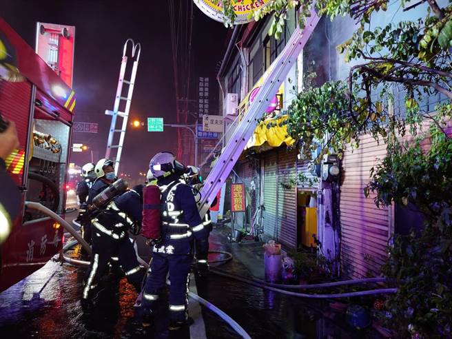 丰原区三丰路某民宅28日祝融，造成7旬妇人送医抢救后宣告不治。（台中市消防局提供／张妍溱台中传真）