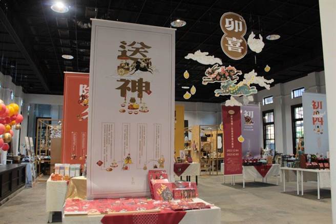 台中帝国糖厂春节期间举办「卯喜－2023新春伴手礼产业特展」，即日起至2月5日开放民眾体验。(台中市府提供)