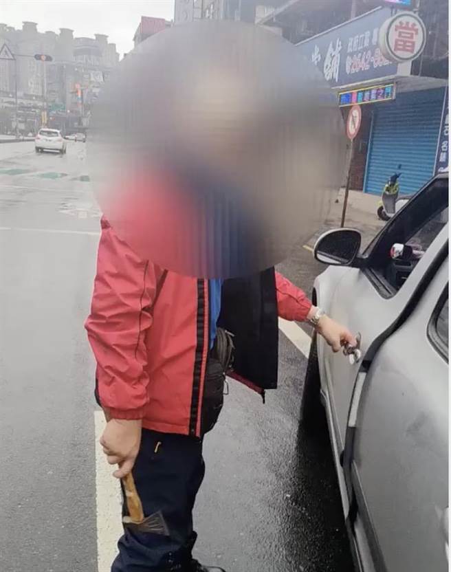 李男因行车纠纷，竟拿斧头并以握柄攻击机车骑士。（警方提供）