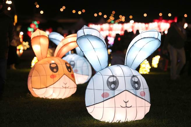 2023新北燈會26日開幕，主燈「兔來運轉」的附近設置多個兔子造型燈籠供民眾拍照。（黃世麒攝）