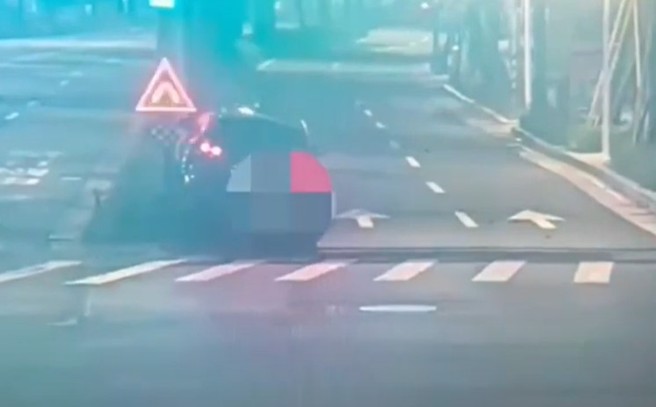 北市一起自撞分隔岛车祸，警方意外查获肇事驾驶持有毒品。（翻摄影片）