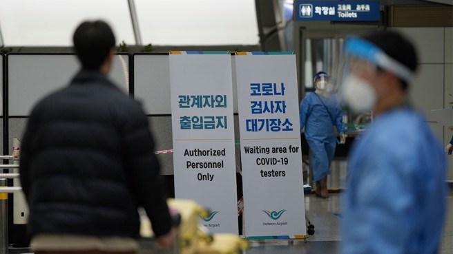 韓國仁川機場有5個俄國人滯留，他們不想打烏克蘭。(圖/美聯社 )