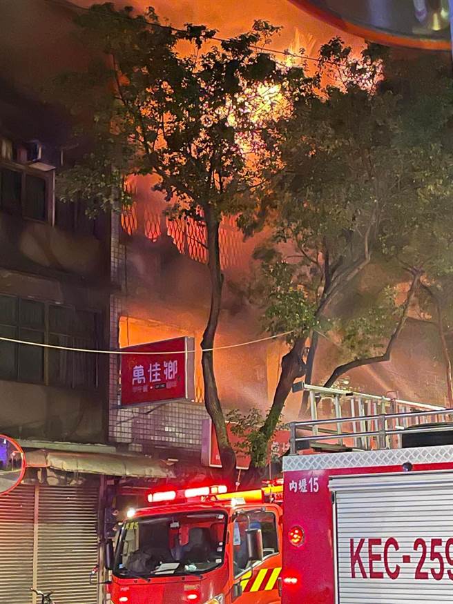 消防表示，现场建物2至4楼全面燃烧，目前已控制住火势。（翻摄画面／蔡明亘桃园传真）