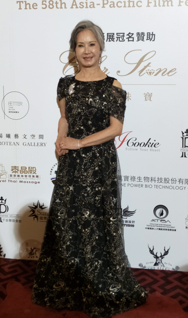 李璇近年戏约仍多，她精挑作品演出。亚凰国际娱乐提供