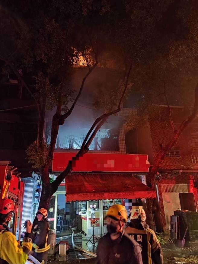 中坜西园路民宅今晚发生火警，现场火势已控制。（翻摄画面／蔡明亘桃园传真）