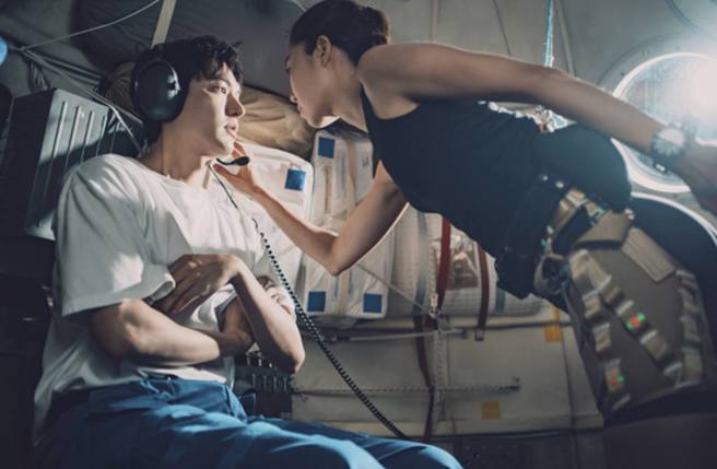 《問問星星吧》由李敏鎬搭檔孔曉振，是韓國首部以宇宙為題材的電視劇。(圖／翻攝自韓網)