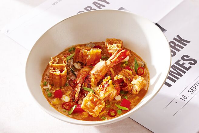 〈BeGood〉的〈虎虾海鲜粥〉是以虎虾头及鸡高汤熬制，加入炒过的洋葱、竹笋丁、中卷丁、蛤蜊、腌渍美白菇与鸿禧菇，将鲜甜滋味浓缩进义大利米心中。图／台北寒居酒店