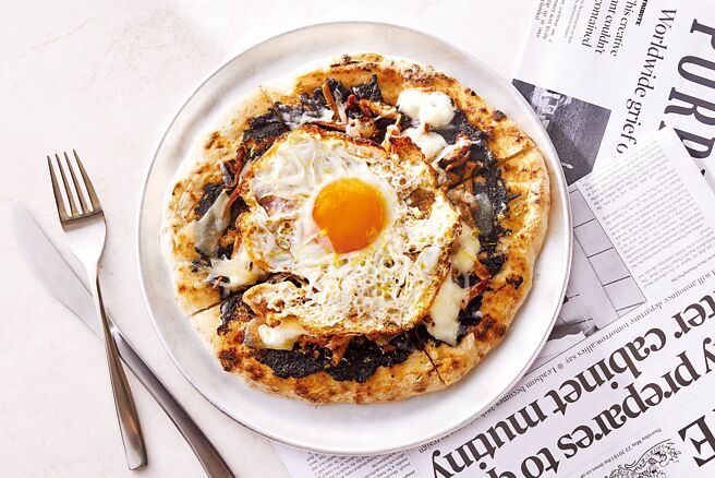 〈BeGood〉早午餐的〈三种起司烤薄饼、松露、炒菇、煎蛋〉，用Josper烤箱炭烤薄饼，Q香富嚼劲，带有炭烤熏香。图／台北寒居酒店