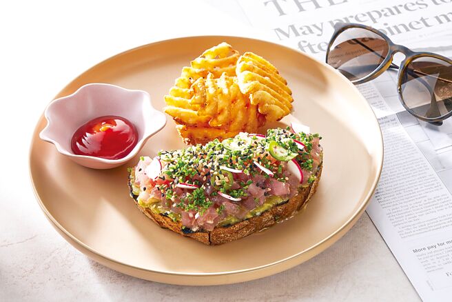 〈BeGood〉的早餐菜式〈鲔鱼鞑靼吐司〉，呈盘时尚悦目、抢眼吸睛。图／台北寒居酒店