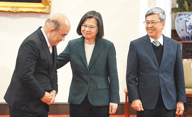 蔡英文總統（中）27日宣布由前副總統陳建仁（右）接任行政院長，合影時蔡輕拍將卸任的院長蘇貞昌（左）。（張鎧乙攝）