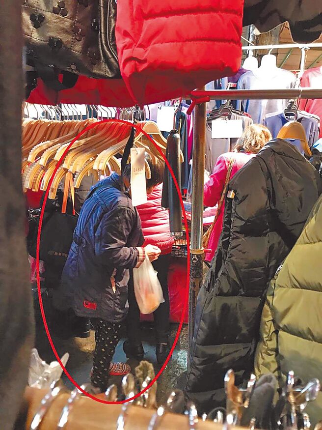 过去年节前后，不少扒手在市场出没，伺机犯案，其中越南女扒团已有2年未在台湾出现。（本报资料照片）