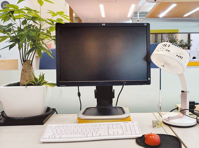 癸卯文昌年，想提升工作运势，可以买一些多肉等绿色、好养植物放在办公桌上。（王莫昀摄）