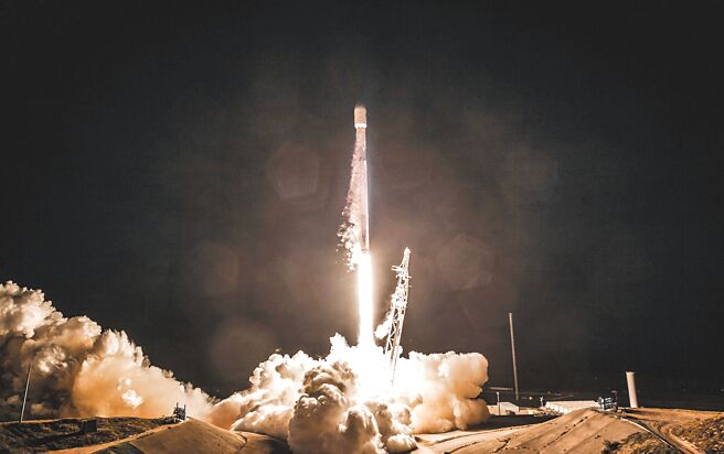 美国财政部指控，中国的长沙天仪空间科技研究院公司提供乌克兰的卫星影像，协助瓦格纳集团在乌克兰开展作战行动。图为搭载卫星的火箭升空示意图。（新华社）