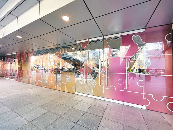 侨福芳草地百货公司总经理赖国贤认为，未来的百货公司不再只是单纯的购物中心，会转变成人与人之间交流的场地。图为侨福芳草地的兔年窗花装饰。（蓝孝威摄）