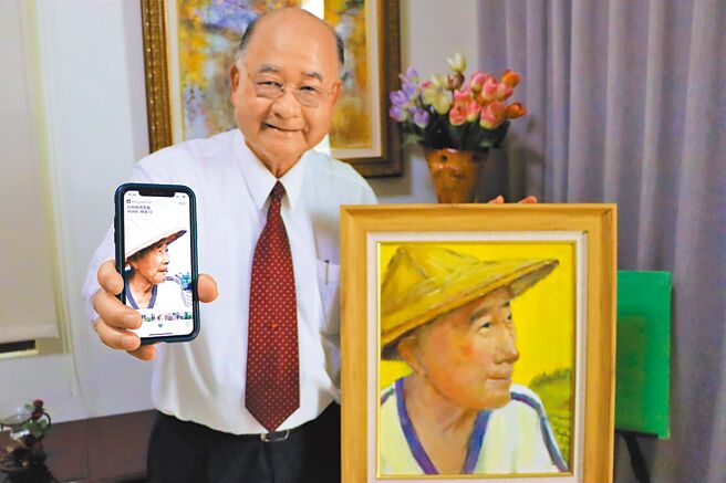吕阿福拿着照片与画作对比，他笑说，这张照片是10多年前自己替父亲拍的，在学画后便把他画了下来，一笔一画都是对父亲的思念。（谢佳潾摄）