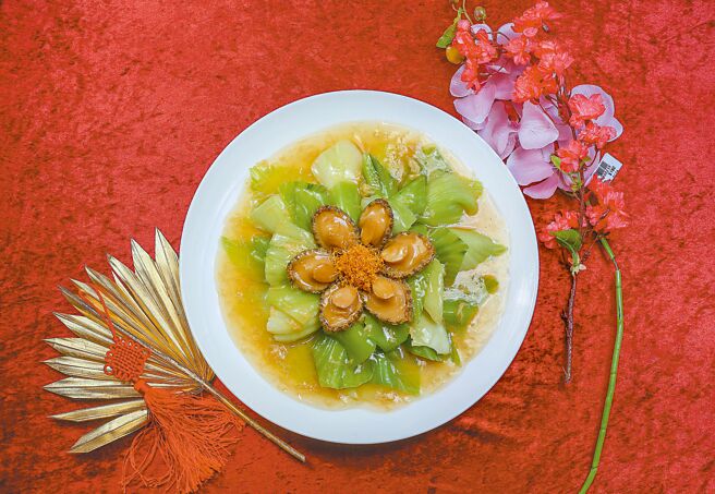 「鲍鱼瑶柱扒时蔬」以营养价值高的长年菜及低脂肪的鲍鱼为主角，摆盘可摆出像盛开花朵般的讨喜模样。（粘耿豪摄）