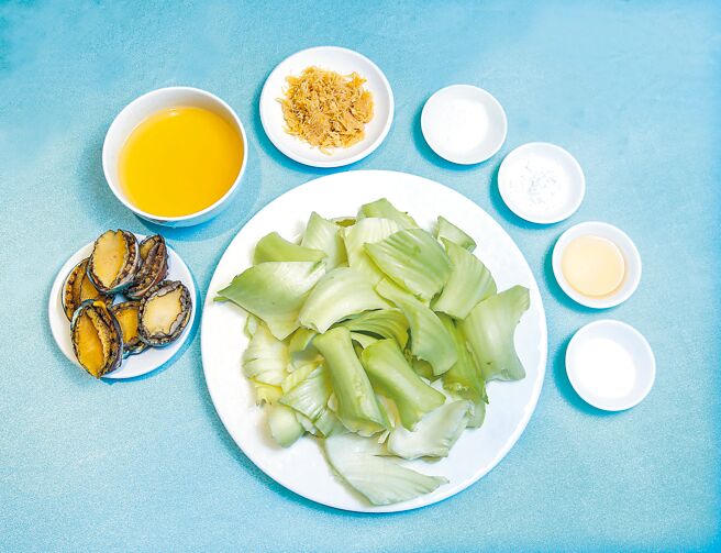 材料：鲍鱼6颗、长年菜600g、干贝丝30g、高汤600g、盐5g、糖5g、太白粉少许、香油少许。（粘耿豪摄）