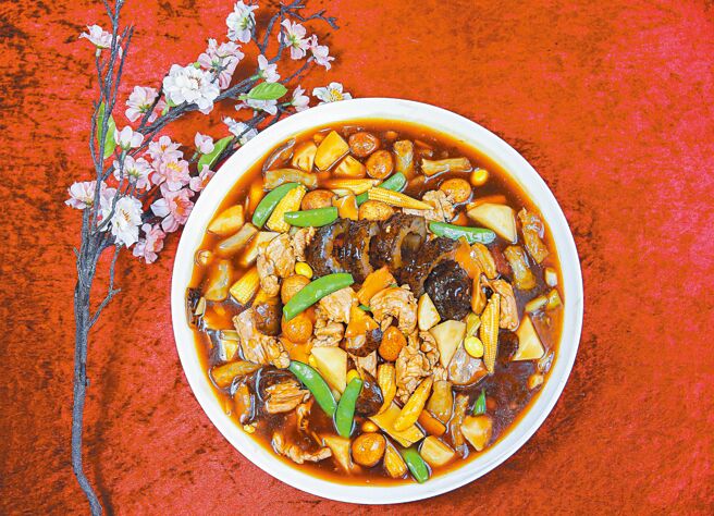 「蚝皇八珍烩婆参」匯集海陆食材，多样蔬菜也使得色彩缤纷，格外喜气。（粘耿豪摄）