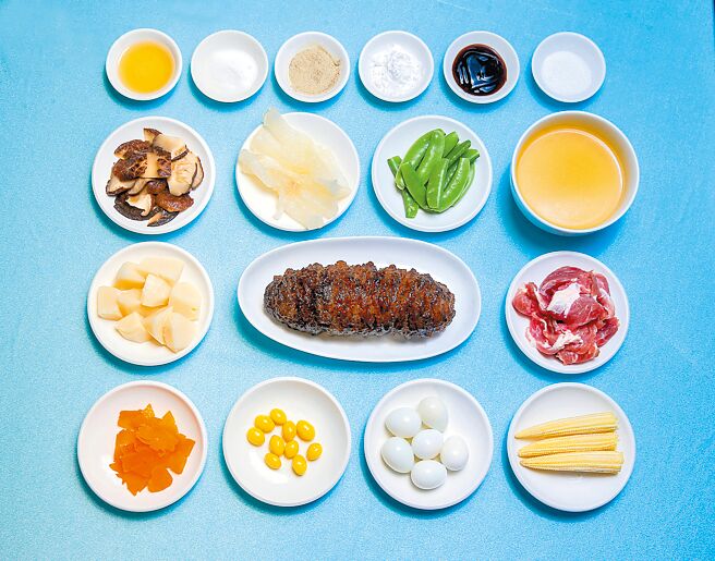 材料：婆参300g（建议买市场现成的，乾货前置处理需2至3天）、蹄筋100g、鸟蛋10颗、赤肉片60g、香菇50g、玉米笋30g、红萝卜20g、绿竹笋50g、白果10颗、甜豆50g、葱段15g、姜片20g、蒜末10g、高汤500g、蚝油50g、糖10g、胡椒粉1g、香油少许、太白粉少许、绍兴酒少许。（粘耿豪摄）