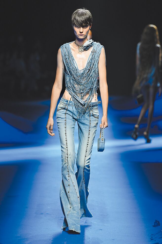 BLUMARINE秀上走Y2K风格，如可见低腰喇叭裤。（BLUMARINE提供）