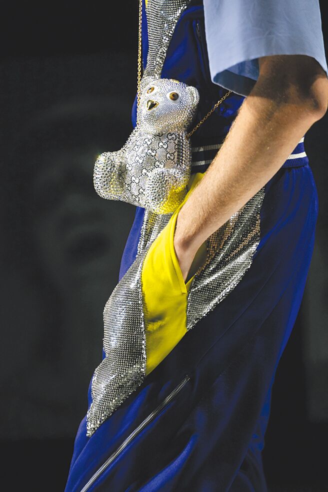 Gucci 2023春夏系列亮眼的七彩立体熊熊包。（Gucci提供）