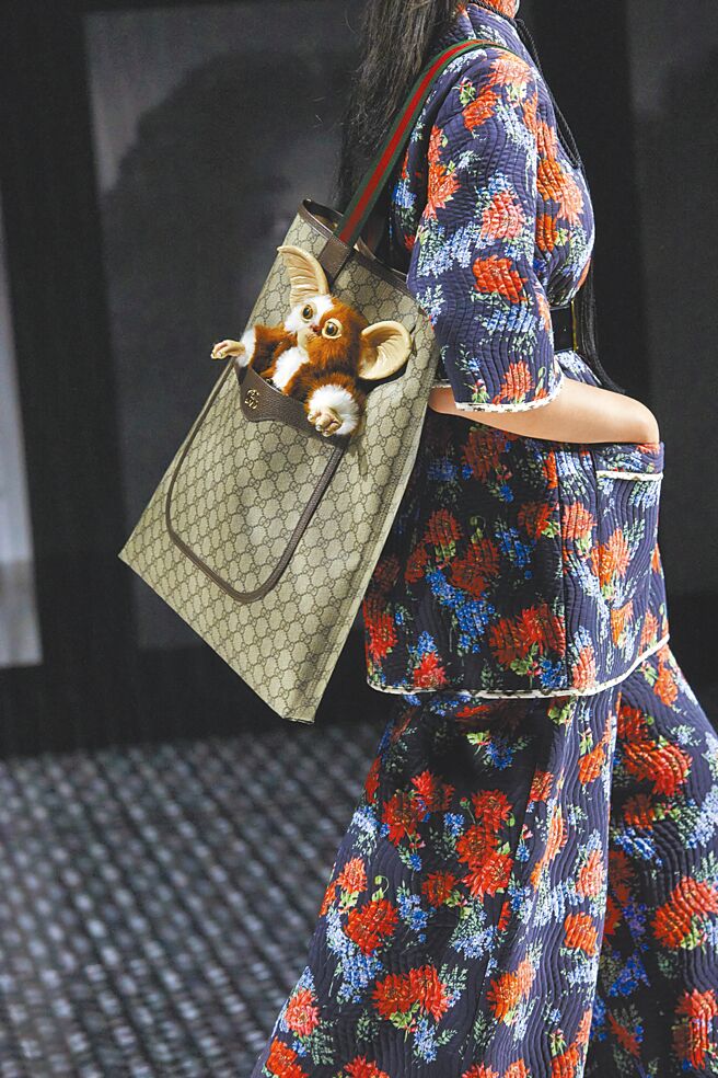 Gucci 2023春夏系列老花肩背包容量大，日常购物也适用。（Gucci提供）