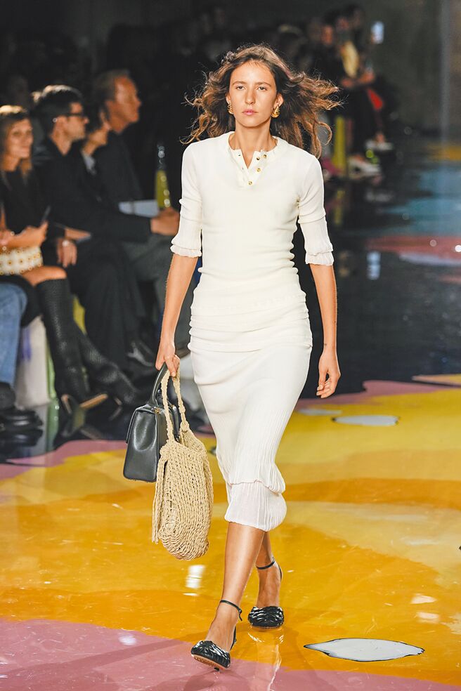 Bottega Veneta秀上许多造型一次迭背或拎着两包款。（美联社）