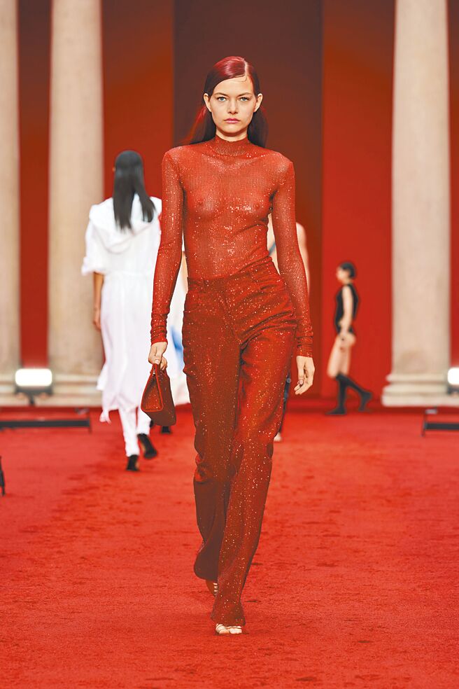 Ferragamo新任设计总监Maximilian Davis上任后首秀，整体造型摩登时尚，也有不少性感的透肤造型。（Ferragamo提供）