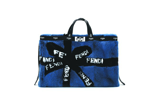 FENDI毛毛Tote Bag，外型柔软可爱，看起来容量也十分实用。（FENDI提供）