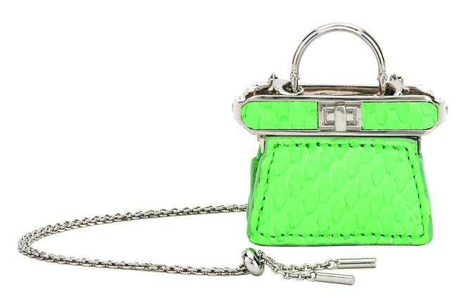 FENDI超迷你Peakaboo包，可作项炼使用。（FENDI提供）