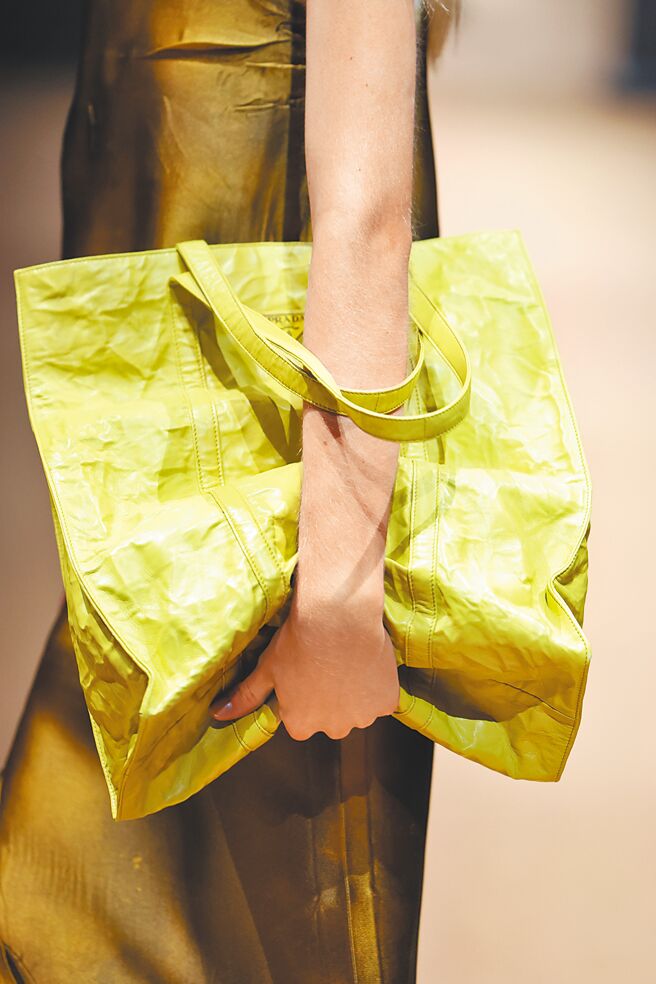Prada秀上的芥末黄托特包。（CFP）