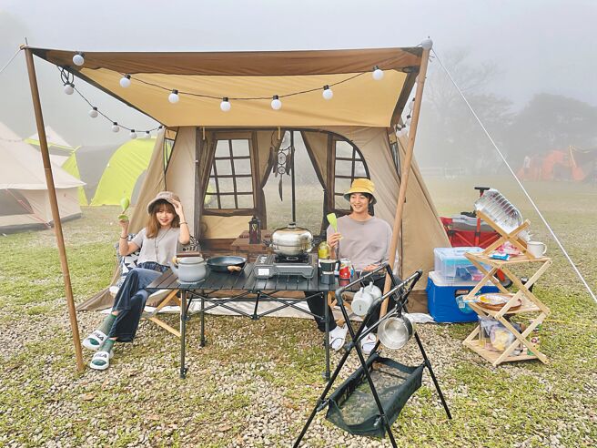 许书豪（右）每次露营老婆夫唱妇随一定会同行。（艺人提供）